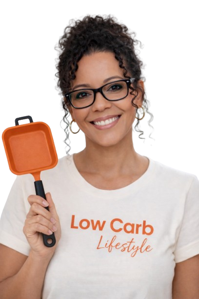 Ana Cristina sorrindo, segurando uma frigideira, com camiseta Low Carb Lifestyle