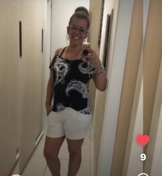 Ana Cristina em foto de corpo inteiro
